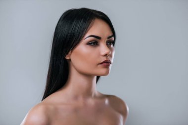 gri zemin üzerine güzel bir kadın