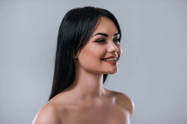 gri zemin üzerine güzel bir kadın