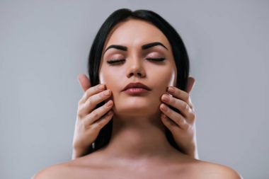 gri zemin üzerine güzel bir kadın