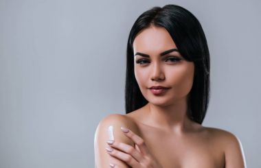 gri zemin üzerine güzel bir kadın