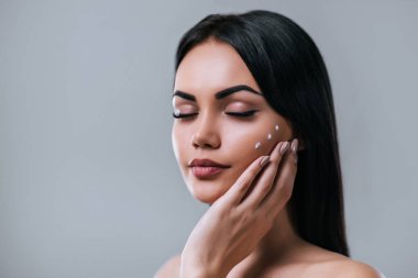 gri zemin üzerine güzel bir kadın