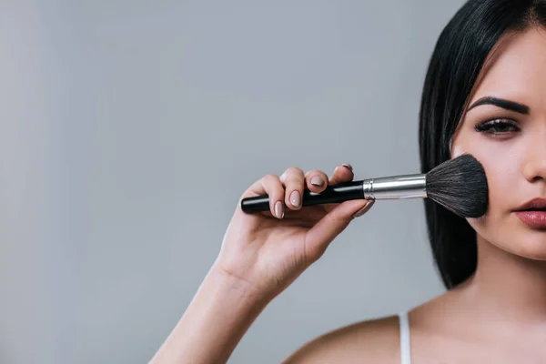 Mujer hermosa sobre fondo gris —  Fotos de Stock