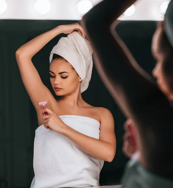 Mooie vrouw in badkamer — Stockfoto