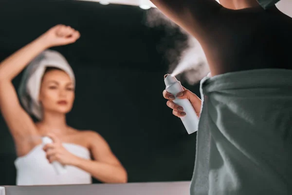 Schöne Frau im Badezimmer — Stockfoto