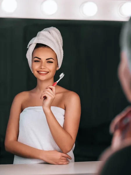 Beautiful woman in bathroom — Stock Photo, Image