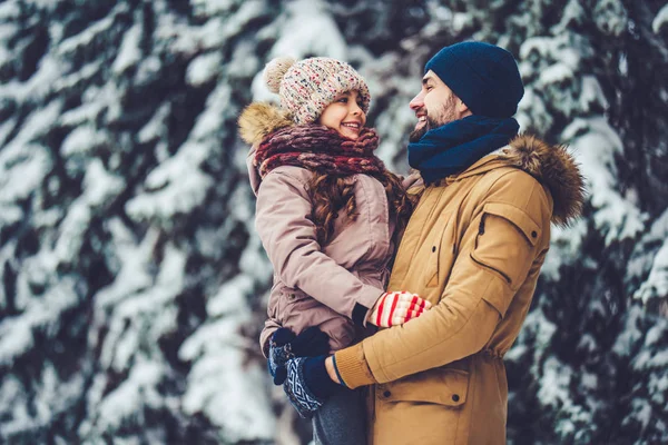 Papà con figlia all'aperto in inverno — Foto Stock