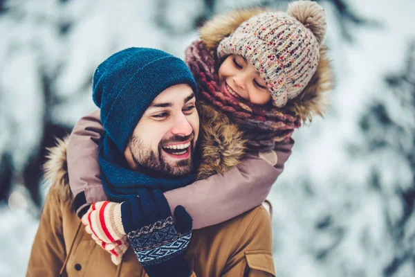 Papà con figlia all'aperto in inverno — Foto Stock