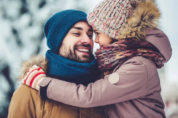 Papà con figlia all'aperto in inverno — Foto Stock