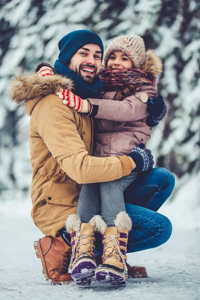 Papà con figlia all'aperto in inverno — Foto Stock