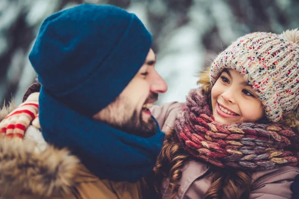 Papa avec fille en plein air en hiver — Photo
