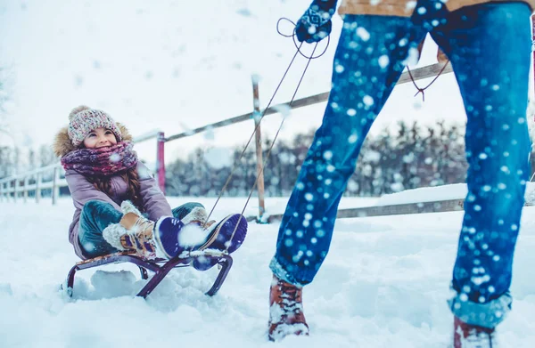 Far med datter utendørs om vinteren – stockfoto