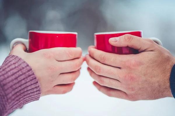 Papà con figlia all'aperto in inverno — Foto Stock