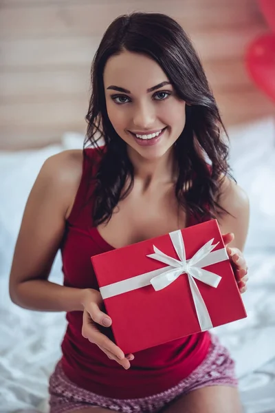 Mujer joven en casa — Foto de Stock