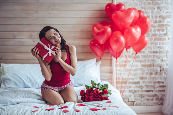 Jovem mulher em casa — Fotografia de Stock