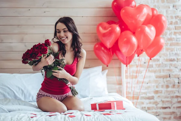 Jovem mulher em casa — Fotografia de Stock