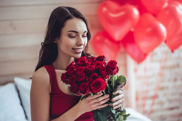 Giovane donna a casa — Foto Stock