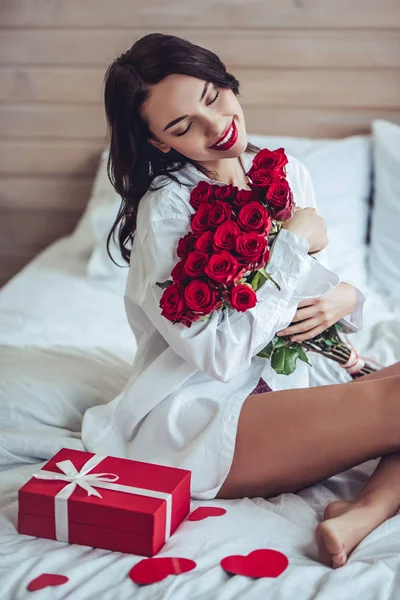 Mujer joven en casa — Foto de Stock