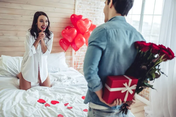 Couple in bedroom — Stock Photo, Image