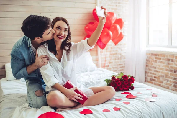 Pareja en el dormitorio — Foto de Stock