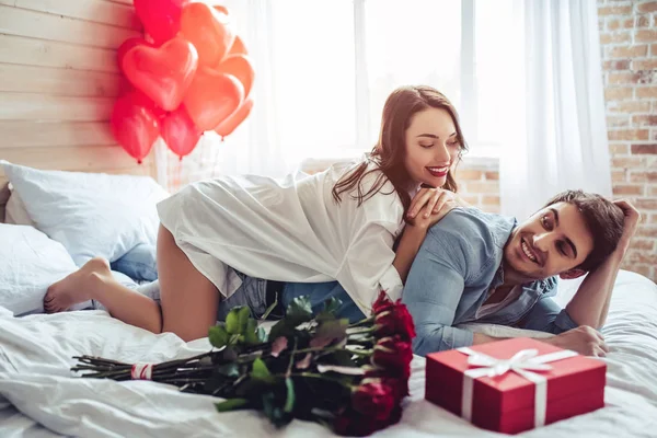 Couple dans la chambre à coucher — Photo