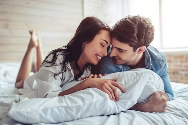 Couple in bedroom — Stock Photo, Image