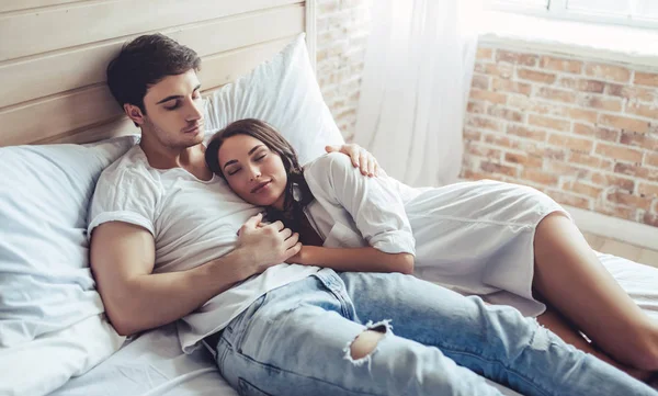 Couple in bedroom — Stock Photo, Image