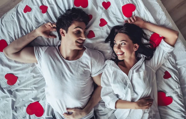 Pareja en el dormitorio — Foto de Stock