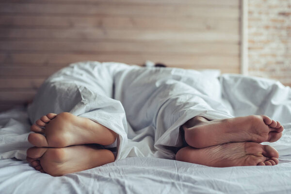 Couple in bedroom — Stock Photo, Image