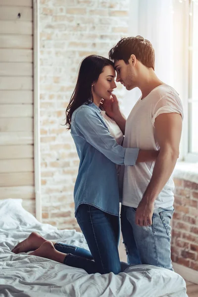 Couple in bedroom — Stock Photo, Image