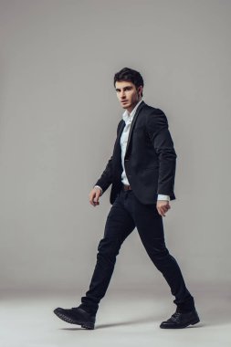 yakışıklı adam izole