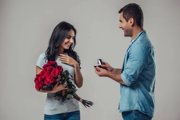 Casal romântico bonito isolado — Fotografia de Stock