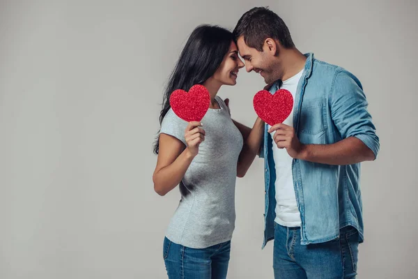 Mooie romantische paar geïsoleerd — Stockfoto