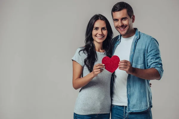 Schönes romantisches Paar isoliert — Stockfoto