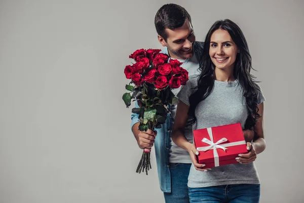 Casal romântico bonito isolado — Fotografia de Stock