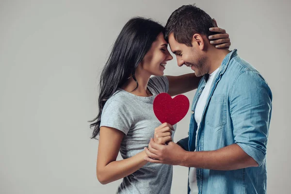 Casal romântico bonito isolado — Fotografia de Stock