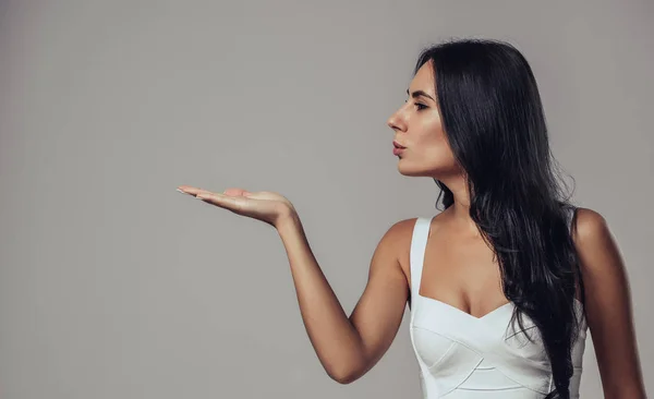 Jovem mulher isolada — Fotografia de Stock