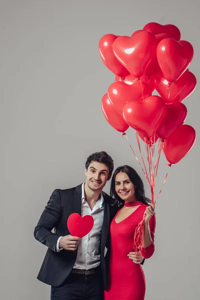 Schönes romantisches Paar isoliert — Stockfoto