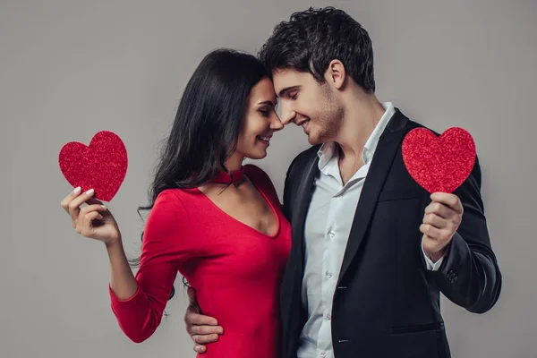 Hermosa pareja romántica aislada — Foto de Stock