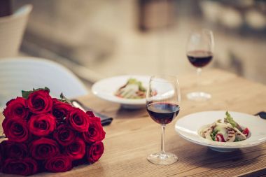 restoranda romantik bir akşam yemeği