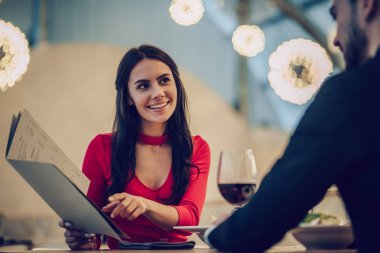 restoranda Romantik Çift