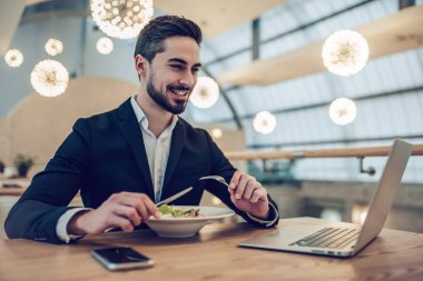 Restoranda yakışıklı işadamı