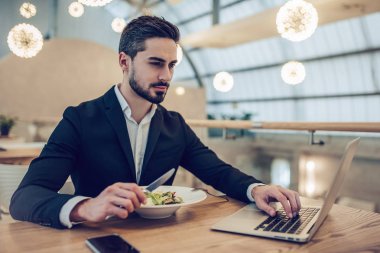 Restoranda yakışıklı işadamı