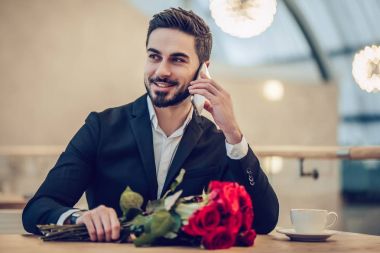 Restoranda yakışıklı işadamı