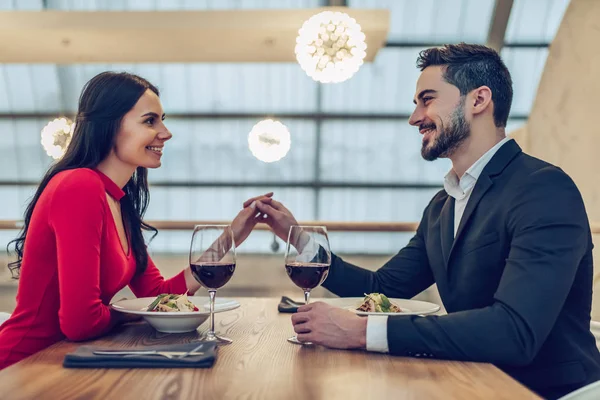 Romantisch paar in restaurant — Stockfoto