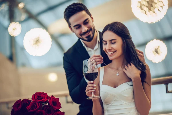 Pareja romántica en restaurante — Foto de Stock