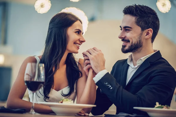 Ρομαντικό ζευγάρι στο εστιατόριο — Φωτογραφία Αρχείου