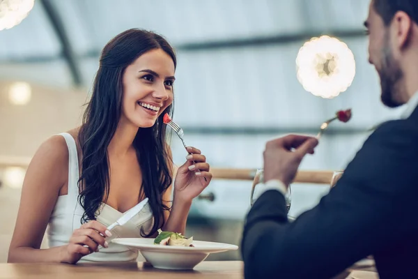 Romantisch paar in restaurant — Stockfoto