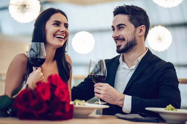 Романтична пара в ресторані — стокове фото