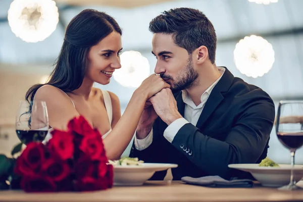 Casal romântico no restaurante — Fotografia de Stock