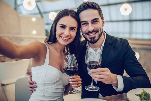 Romantic couple in restaurant — Stock Photo, Image